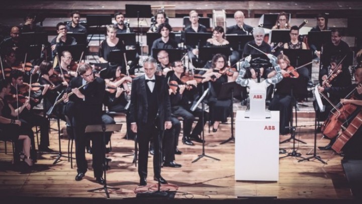 ABB-ov robot YuMi nastupao na centralnoj pozornici u Pizi - dirigujući Andrei Bočeliju i Filharmonijskom orkestru Luka