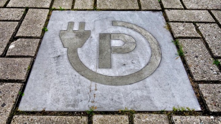 Prvi svetski elektrifikovan put puni vozila dok su u pokretu