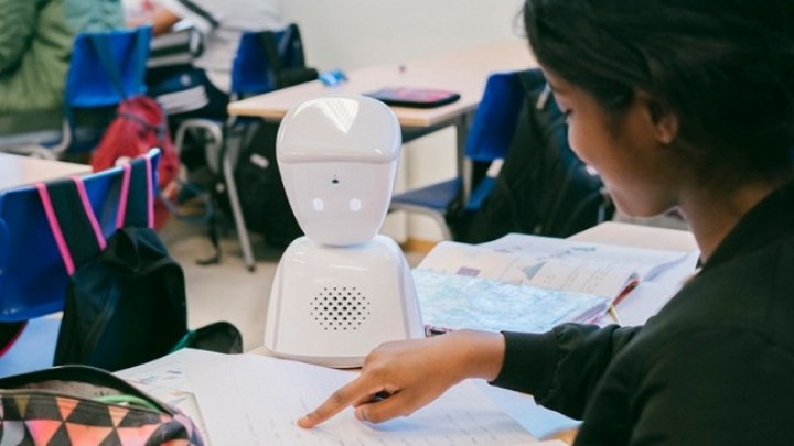 Robot zamenio bolesno dete u školi