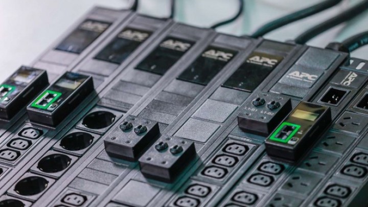 Schneider Electric lansira novu ponudu ultra-lakih uređaja za distribuciju napajanja