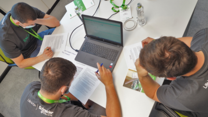 Kompanija Schneider Electric nastavlja da podržava talentovane studente i Elektrotehnički fakultet