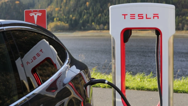 Tesla otvorio prvu solarnu punionicu za e-vozila u Kini