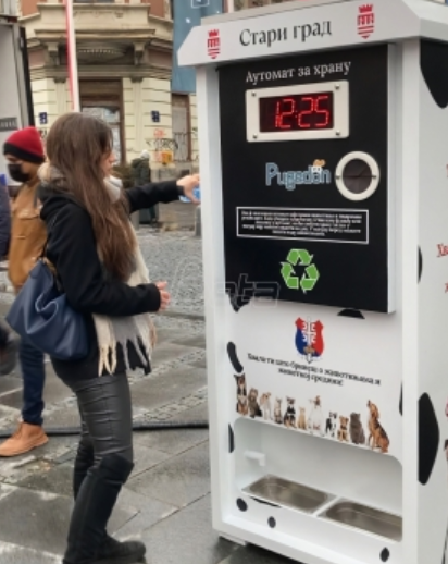 Beograd dobio dve reciklažna automata koji isporučuju hranu za pse lutalice