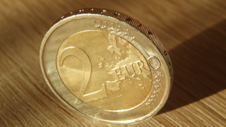 Povodom 20. godišnjice evra u EU puštena u opticaj kovanica od 2 eur