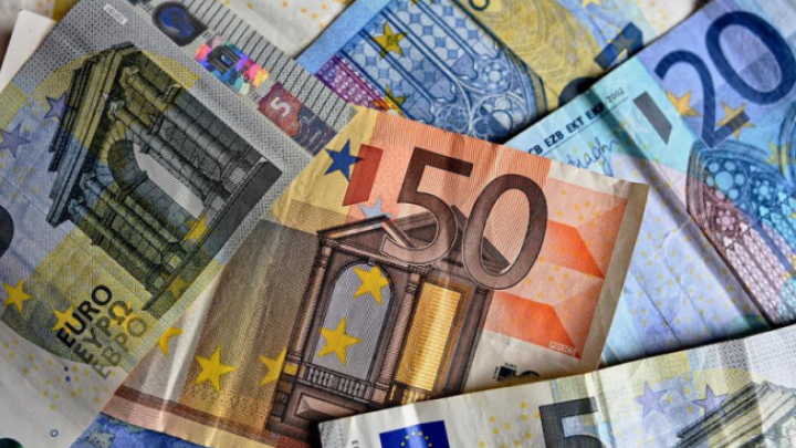 Evro na najnižem nivou u odnosu na dolar u poslednjih 20 godina