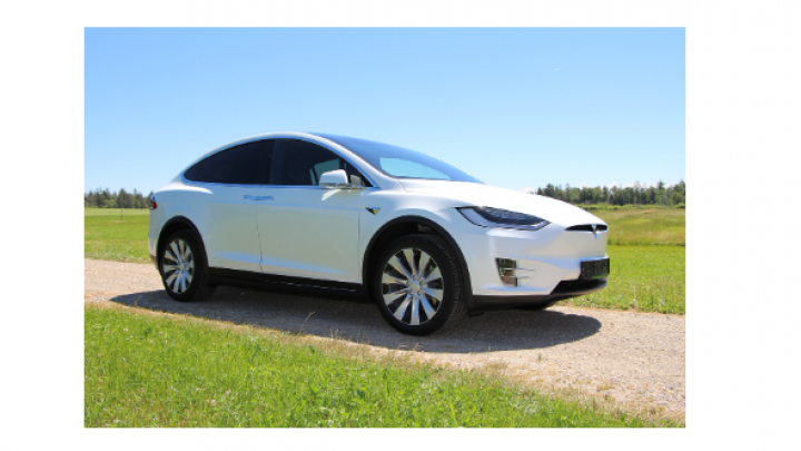 Tesla povlači 16.000 vozila zbog problema sa sigurnosnim pojasevima