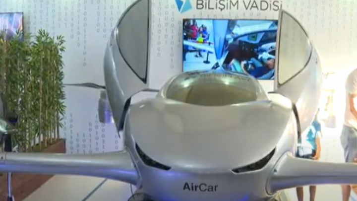 Turska je predstavila svoj leteći automobil AirCar na Sajmu vazduhoplovstva i tehnologije u Izmiru