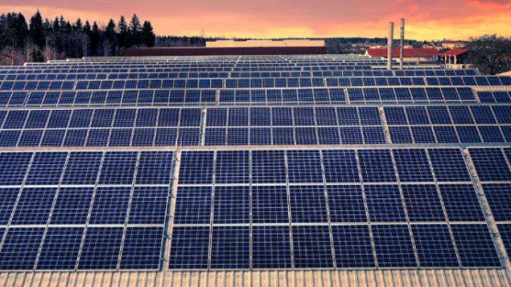 Od starih satelitskih antena Švajcarska pravi solarne elektrane