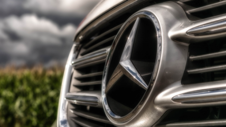Mercedes-Benz povukao 341.000 vozila zbog opasnosti od požara
