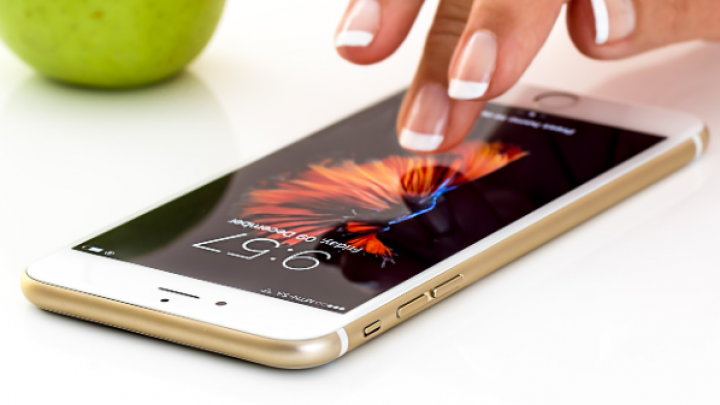Apple od 2025. u potpunosti prelazi na OLED ekrane na iPhone-ima