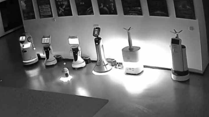 Mali robot sa veštačkom inteligencijom po imenu Irbaj ubedio 12 drugih robota da pobegnu sa njim