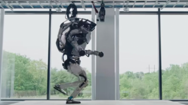 Kina planira prvu trku ljudi i robota