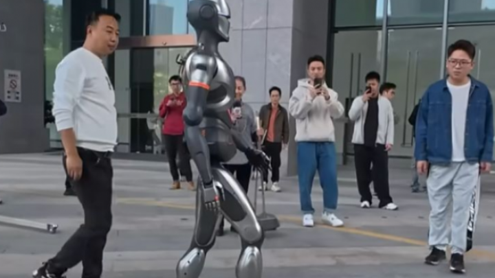 Humanoidni robot prošetao pred zaposlenima kompanije EngineAI