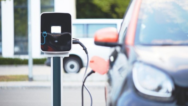 XPENG i Plugsurfing šire mrežu punjača za električna vozila u Evropi