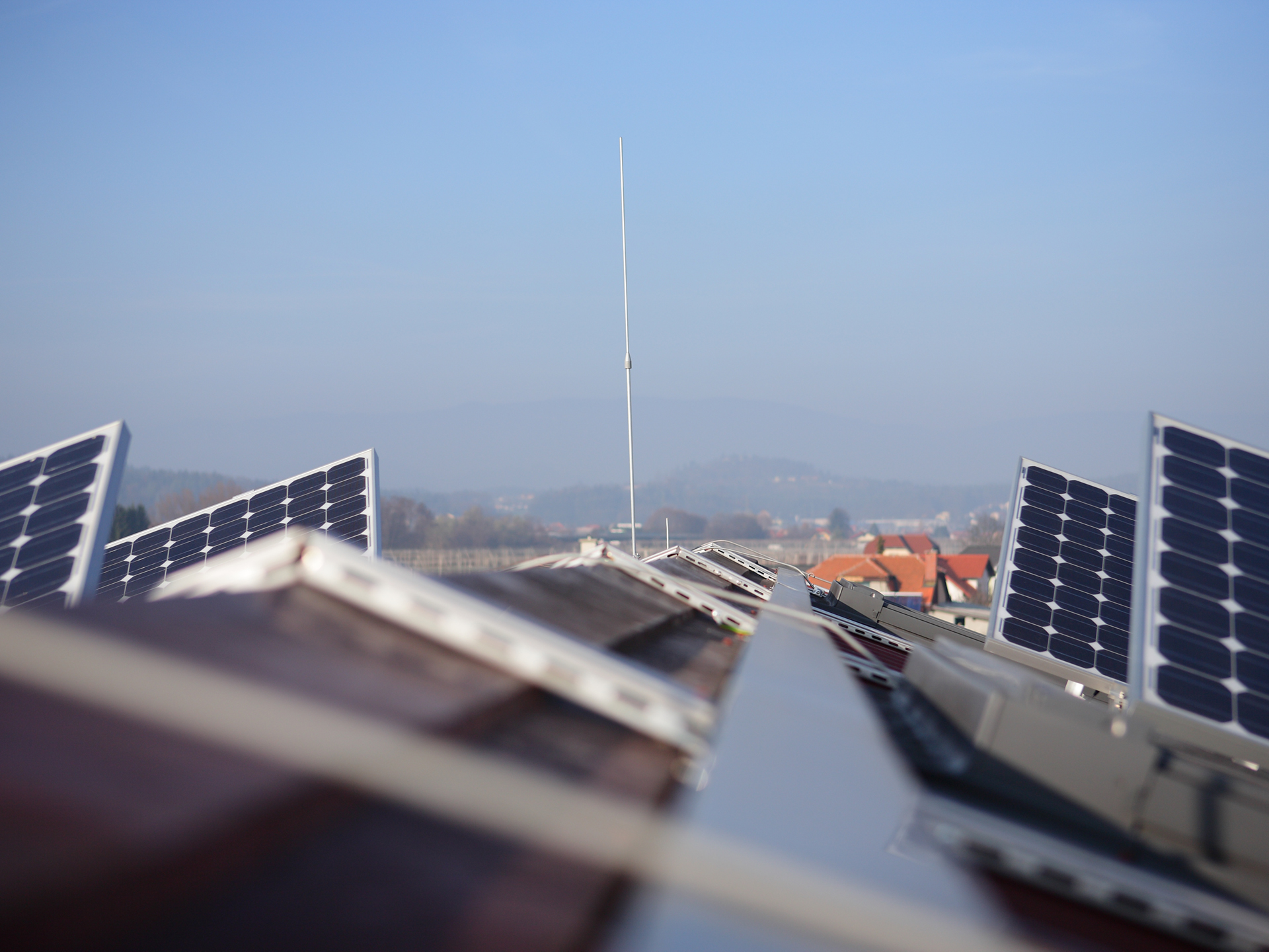 Broj solarnih elektrana u Srbiji je dramatično porastao poslednjih godina. Uverite se da imate odgovarajuću zaštitu od groma.
