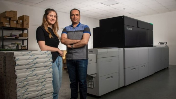 Sketches International unapređuje mogućnosti proizvodnje specijalizovanog pakovanja investicijom u Fujifilm Revoria Press PC1120 i XMF PressReady