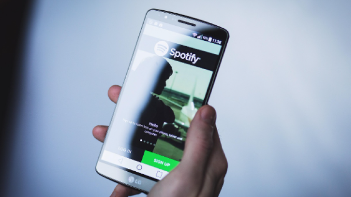 Spotify omogućio korisnicima koji ne plaćaju pretplatu da biraju i puštaju pesme