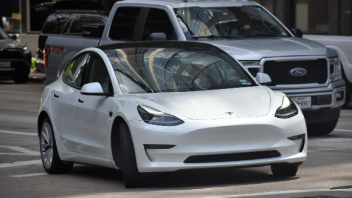 Tesla pod istragom zbog autonomnih vozila