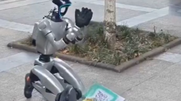 Robot preko QR koda prosi novac za struju na ulici