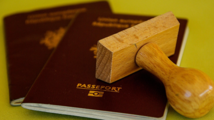 Počelo izdavanje novog pasoša Srbije s burgundi bojom korica