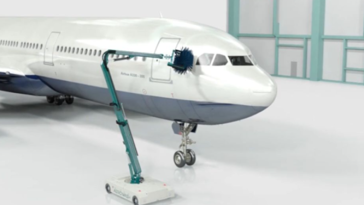 Japanski avio-prevoznik predstavlja robota za pranje aviona