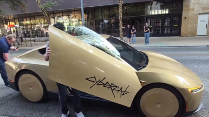 Tesla predstavila robotaksi Cybercab bez upravljača